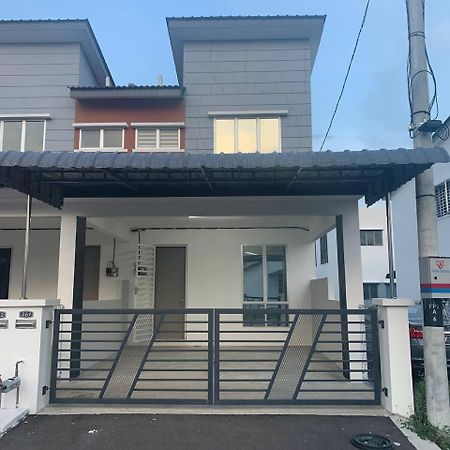 2Storey Asraf'S Homestay Seri Iskandar Esterno foto
