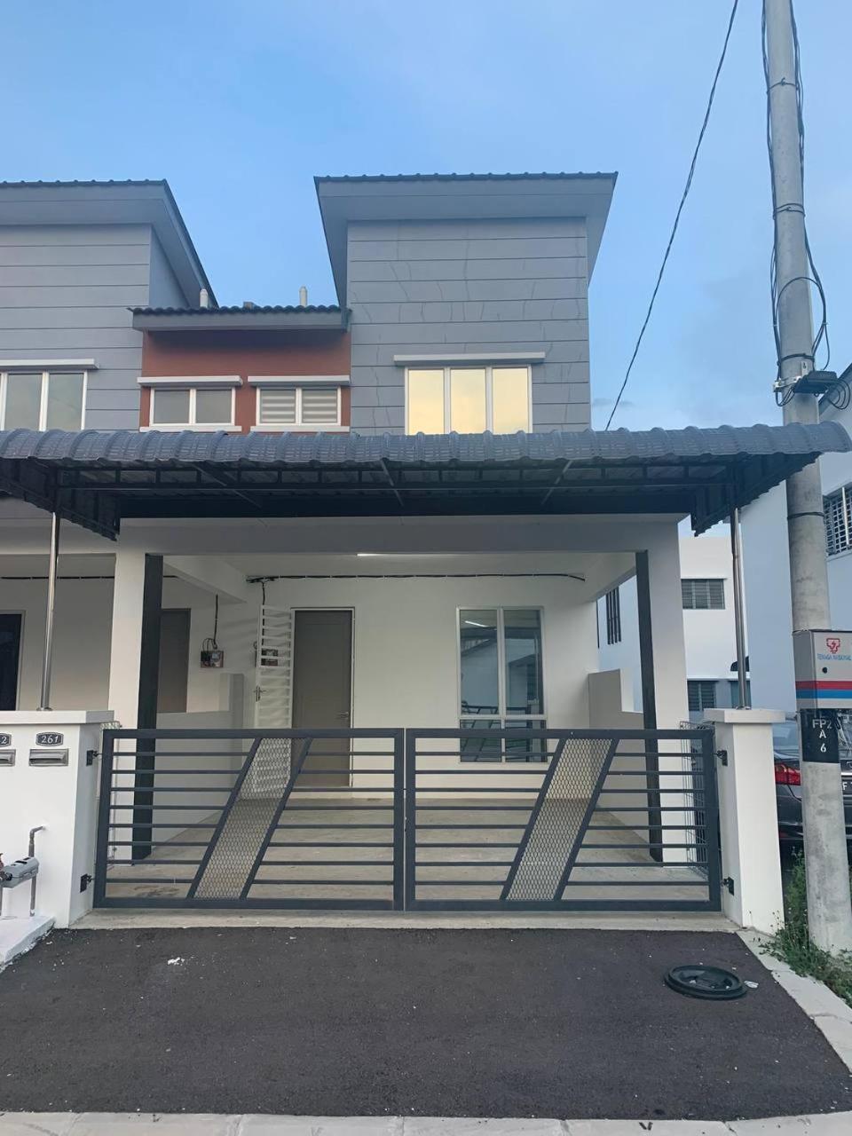 2Storey Asraf'S Homestay Seri Iskandar Esterno foto